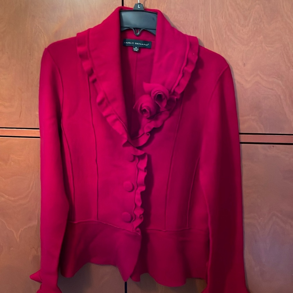 Beautiful new women’s wool jacket (no tag, but new) 
Harve Benard sz M 
Red